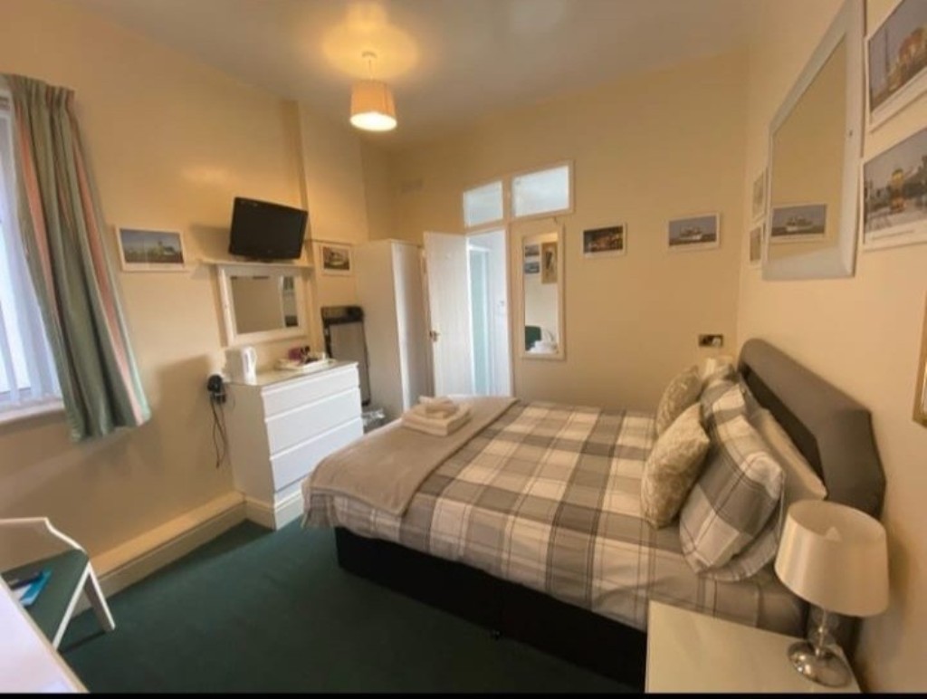 Lot: 32 - FORMER GUEST HOUSE WITH POTENTIAL - Bedroom six